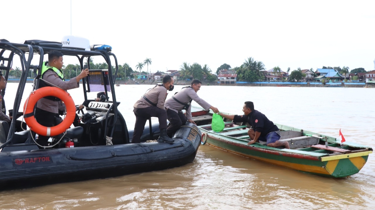Polda Jambi dan jajaran saat salurkan bantuan paket sembako ke warga terdampak kenaikan BBM
