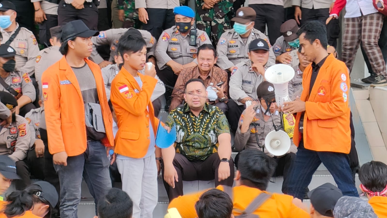 Waka Pinto saat temui mahasiswa aksi unjuk rasa di gedung DPRD Provinsi Jambi 