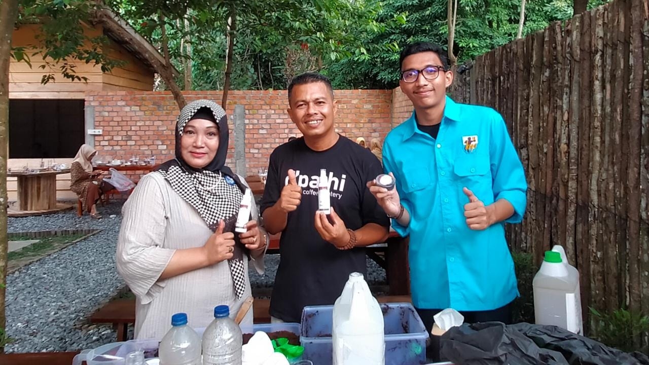 Jeff Sitepu (kanan) dan Owner D'pathi Coffe Desy Arianto 