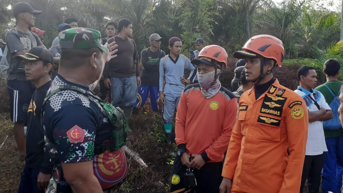 Petugas saat melakukan pencarian lansia yang tenggelam di Sungai Batang Tebo 