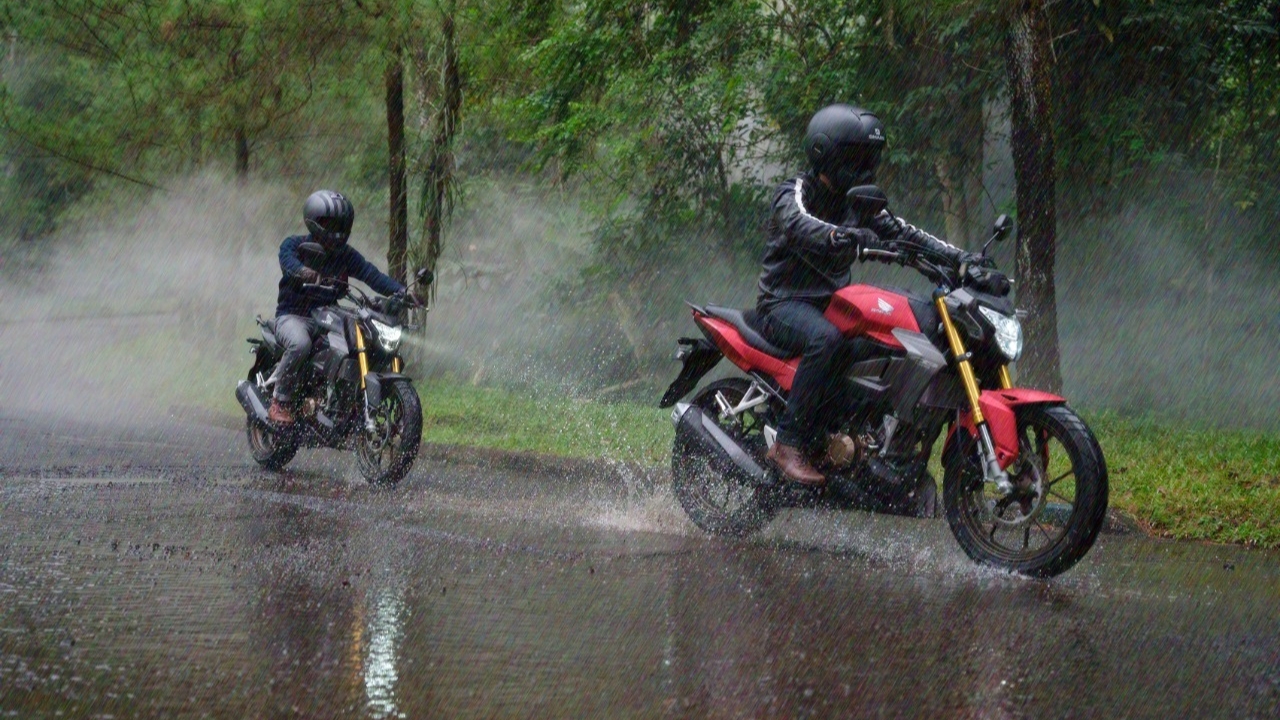 Berkendara saat hujan