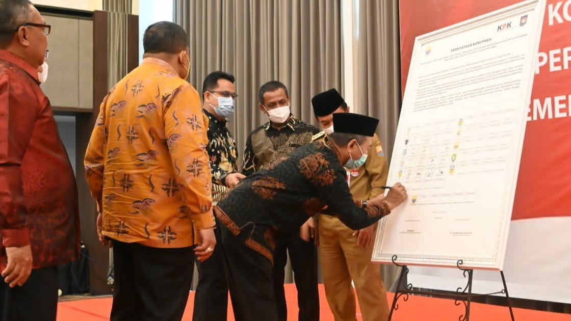 Bupati Mashuri saat teken komitmen anti korupsi 