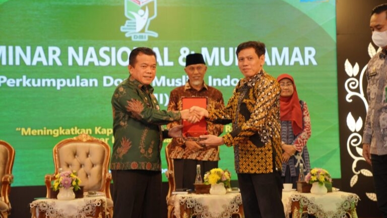Gubernur Al Haris saat membuka seminar nasional 
