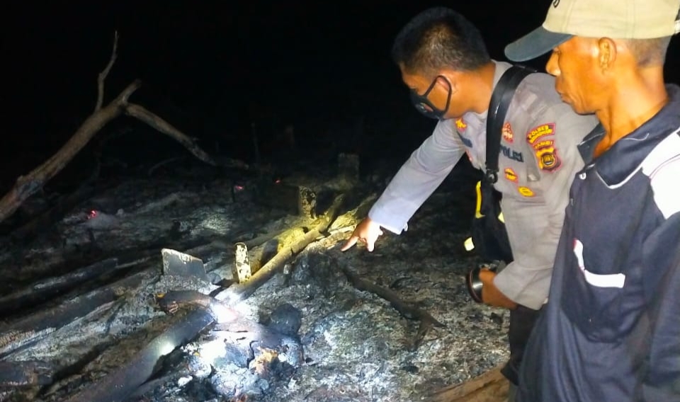 Polisi di lokasi penemuan mayat terlungkup ke tanah