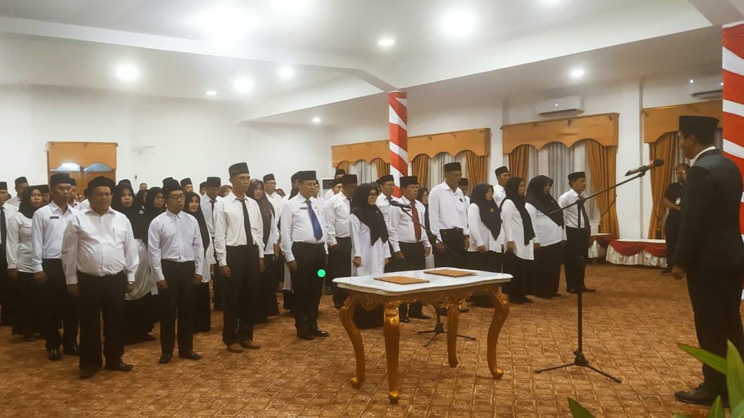Wabup Nilwan Yahya saat lantik Kepsek