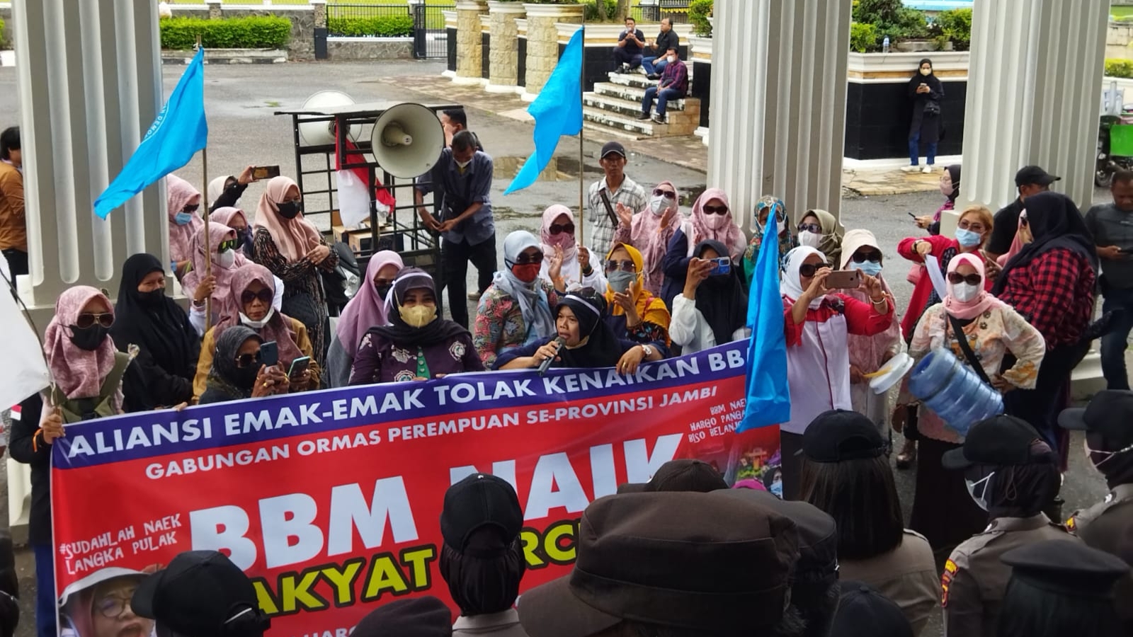 Aksi unjuk rasa emak-emak tolak kenaikan BBM di Gedung DPRD Provinsi Jambi 