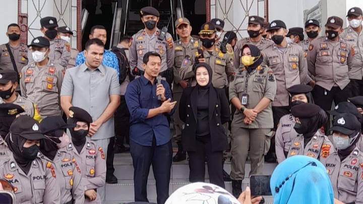 Fraksi PKS DPRD Jambi temui emak-emak pengunjuk rasa tolak kenaikan BBM