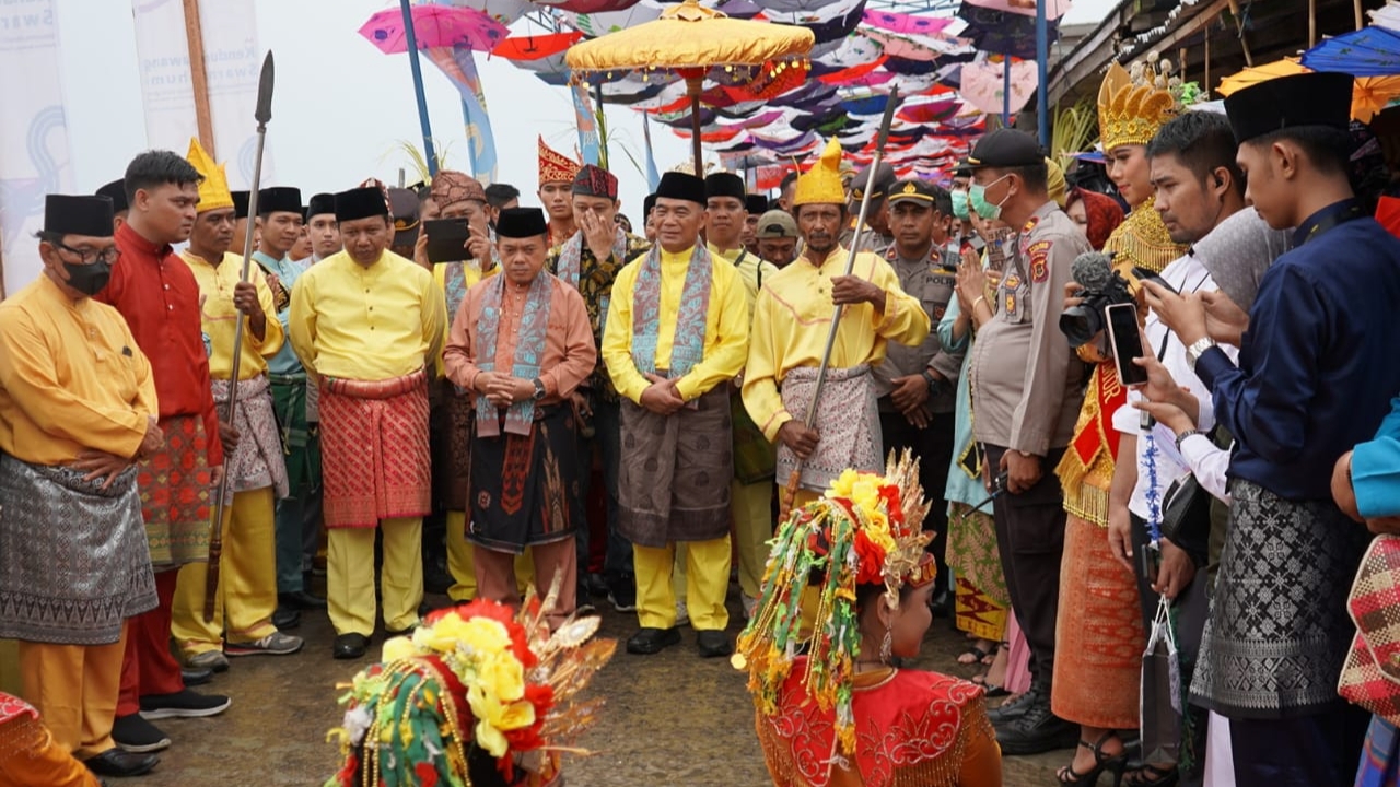 Gubernur Al Haris saat hadiri Kenduri Lawang Swarnabhumi di Kampung Laut