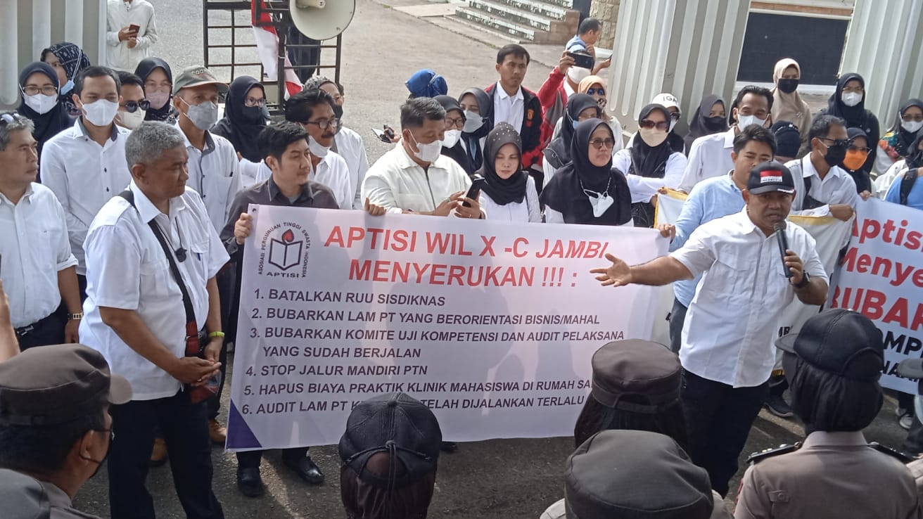 APTISI wilayah X-C Jambi saat adakan aksi di DPRD Provinsi Jambi 
