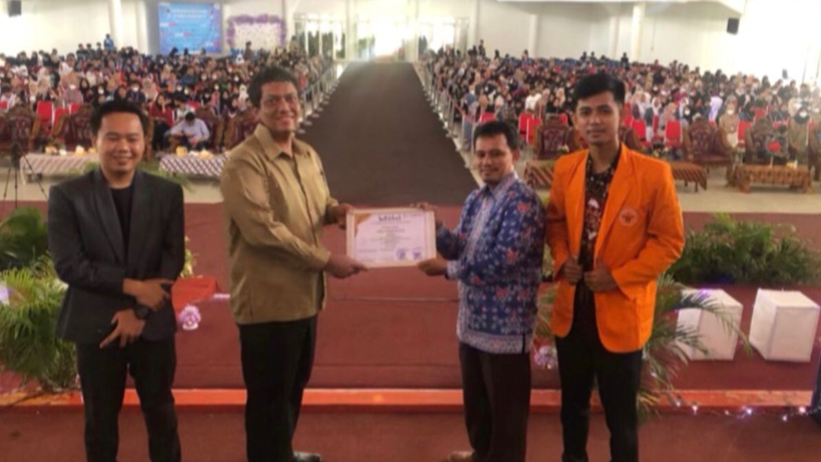 Kemas Alfarabi saat jadi pemateri seminar Physics di UNJA