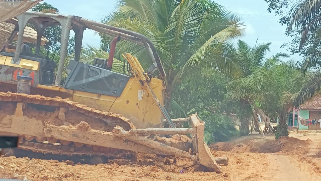 Alat pembukaan jalan TMMD ke-115 di Desa Kembang Seri Baru yang alami kerusakan 