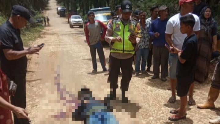 Almarhum Agusrizal saat ditemukan meninggal dunia di tengah jalan