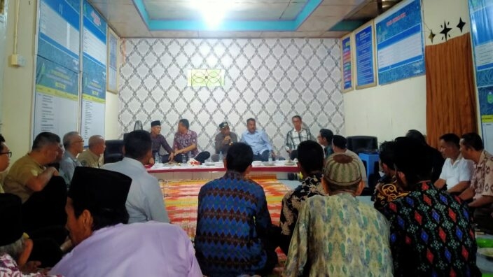 Aspan saat silaturahmi dengan warga Desa Balairajo dan Warga Desa Teluk Kepayang Pulau Indah
