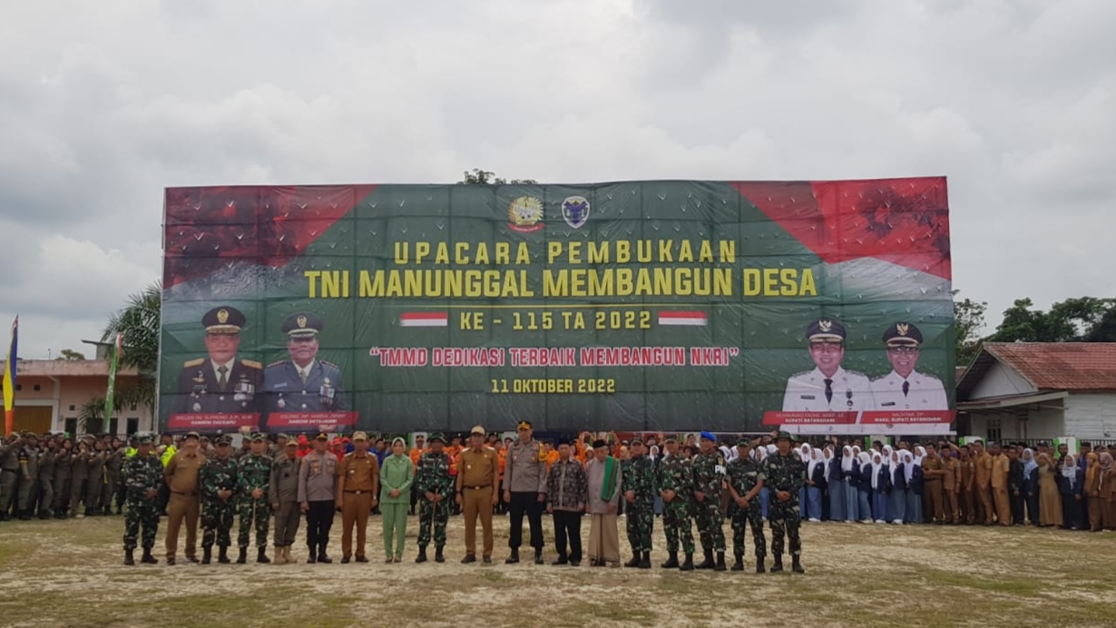Bupati Fadil Arief saat pembukaan secara resmi TMMD ke 115 di Desa Kembang Seri Baru
