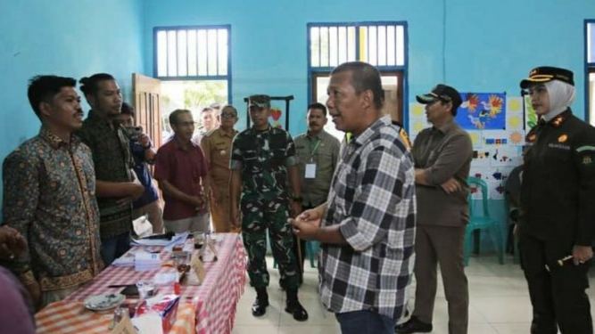 Bupati Tanjab Timur saat tinjau pelaksanaan Pilkades serentak 2022