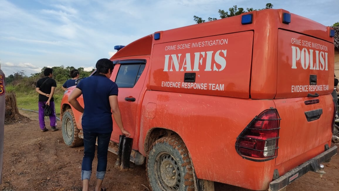 Tim SAR Gabungan saat akan membawa kerangka manusia yang diduga siswa SMK yang hilang 