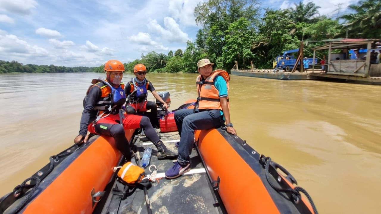 Tim SAR Gabungan saat melakukan pencarian korban tenggelam 