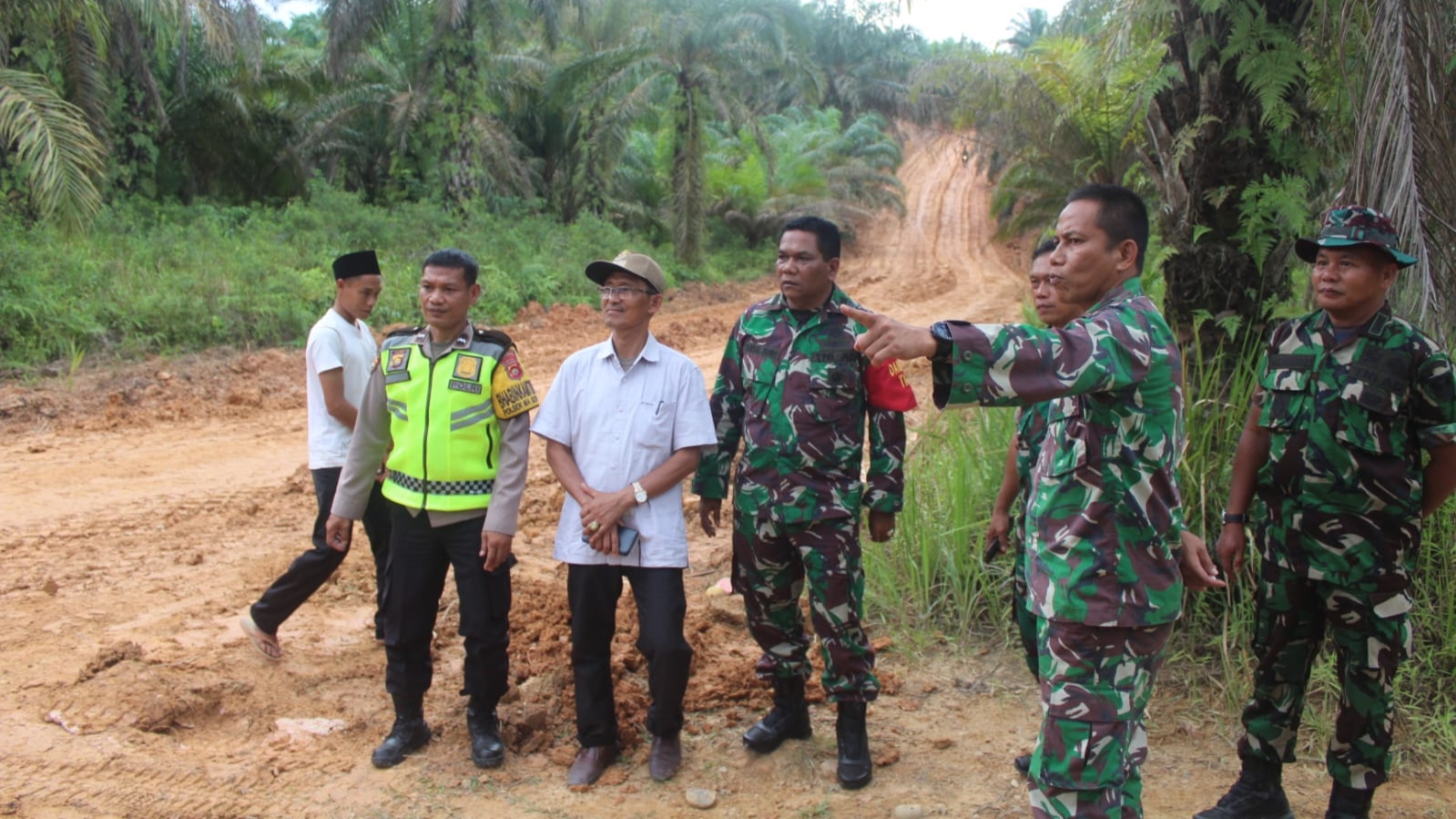 Pengerjaan jalan program TMMD ke 115 Kodim 0415 Jambi