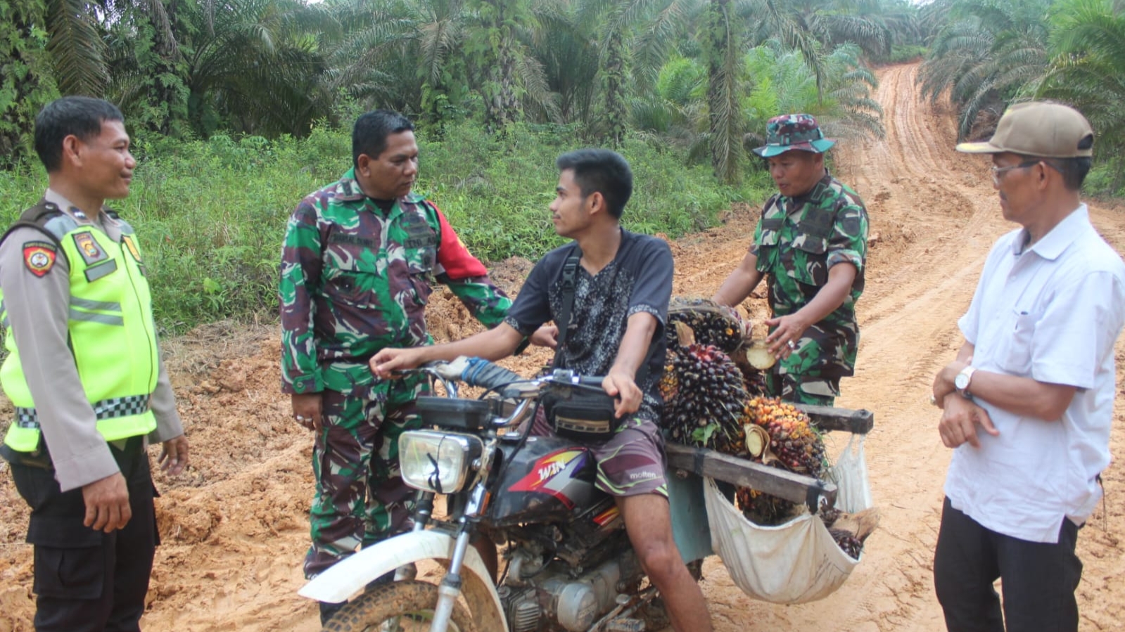 Petugas TNI saat berdialog dengan petani soal jalan baru TMMD ke 115