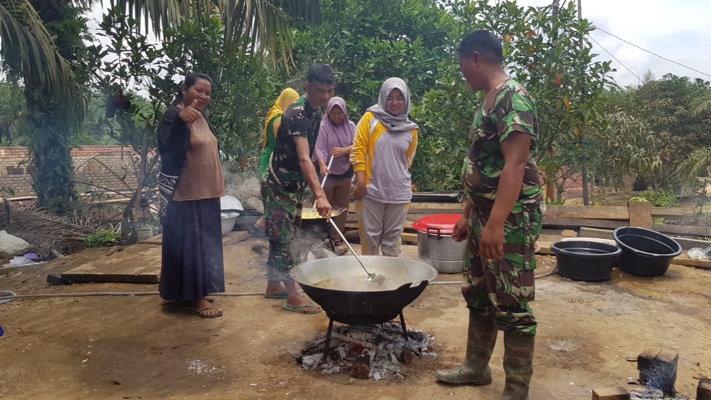 Satgas TMMD ke 115 saat bantu orang tua asuh diapakan masakan