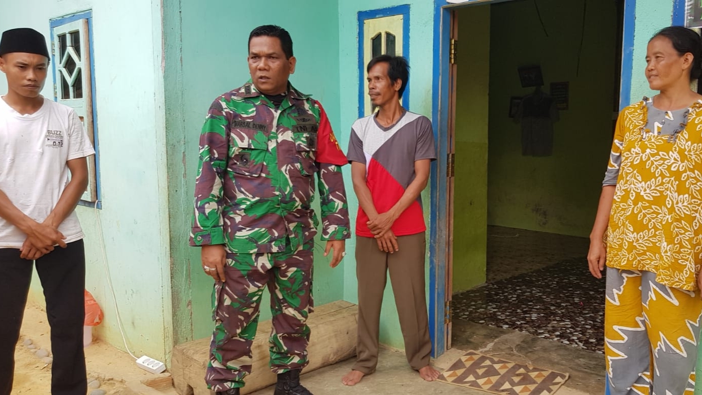 Dansatgas TMMD ke 115 Kodim 0415 Jambi, Kolonel Inf Marsal Denny saat kunjungi orang tua asuh