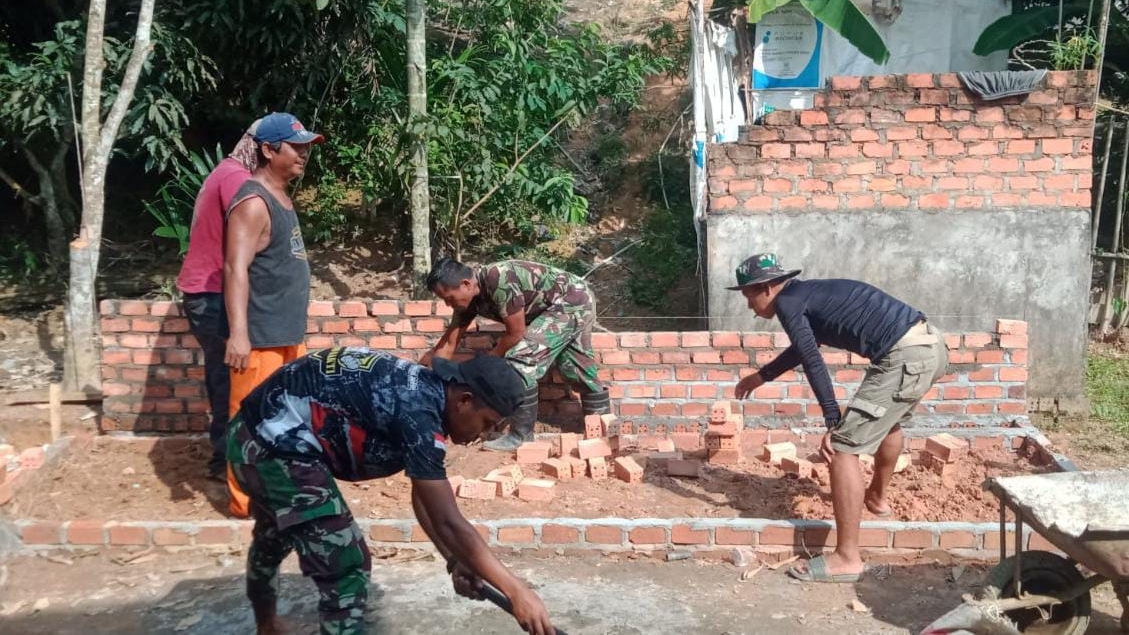 Satgas TMMD ke 115 gotong royong membuat tempat wudhu dan MCK