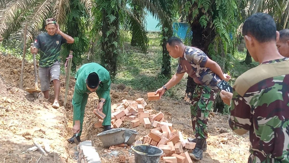 Camat Marosebo Ulu saat dampingi Danramil peletakan batu pertama bedah rumah