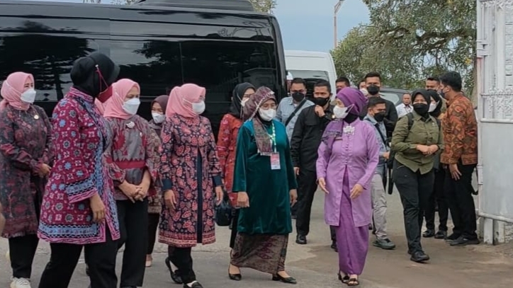 Iriana Jokowi dan Wury Ma'ruf Amin saat tiba di Rumdis Gubernur Jambi 