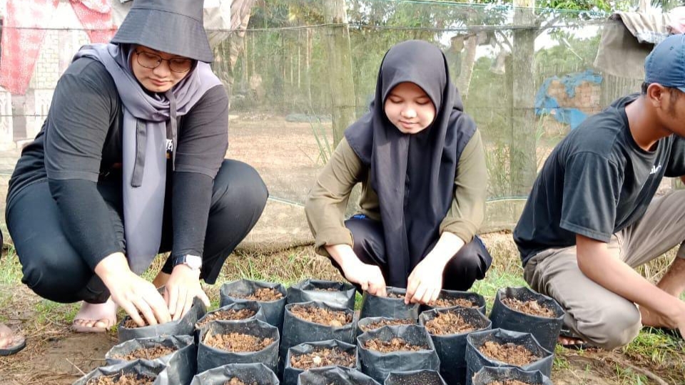 Mahasiswa KKN UNJA dan warga buat budidaya Toga