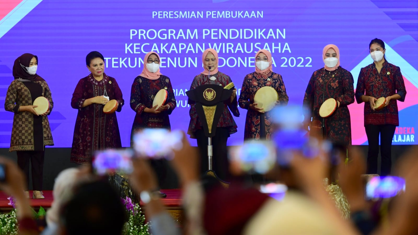 Iriana Jokowi dan Wury Ma'ruf Amin saat buka PKW Tekun Tenun Tahun 2022