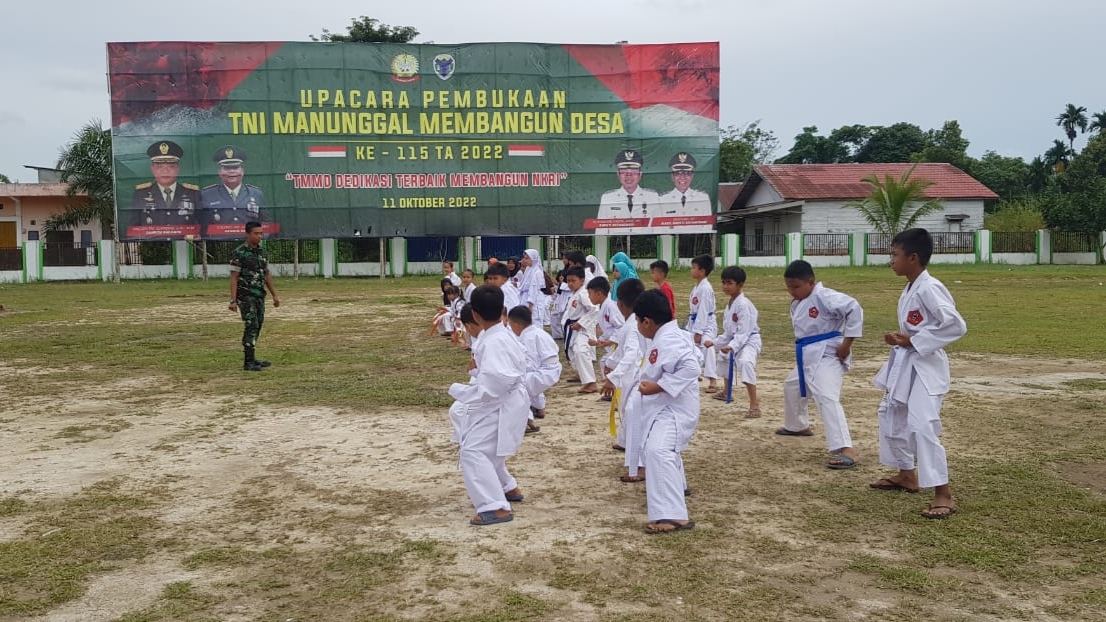 Satgas TMMD ke 115 saat melatih karate anak-anak Desa Kembang Seri Baru