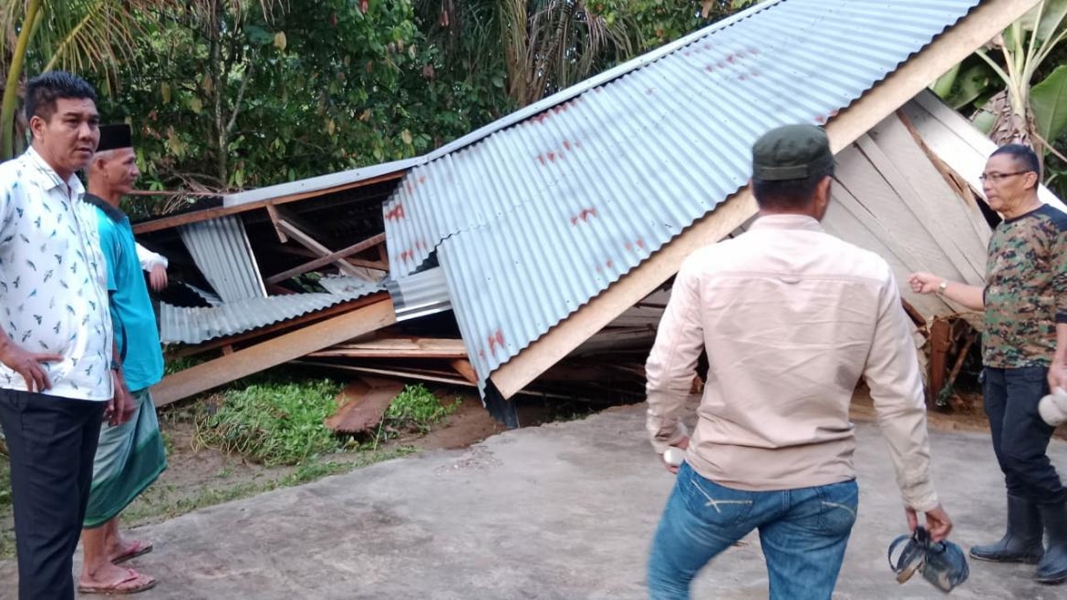 Wabup Nilwan Yahya saat tinjau banjir di Medangin 