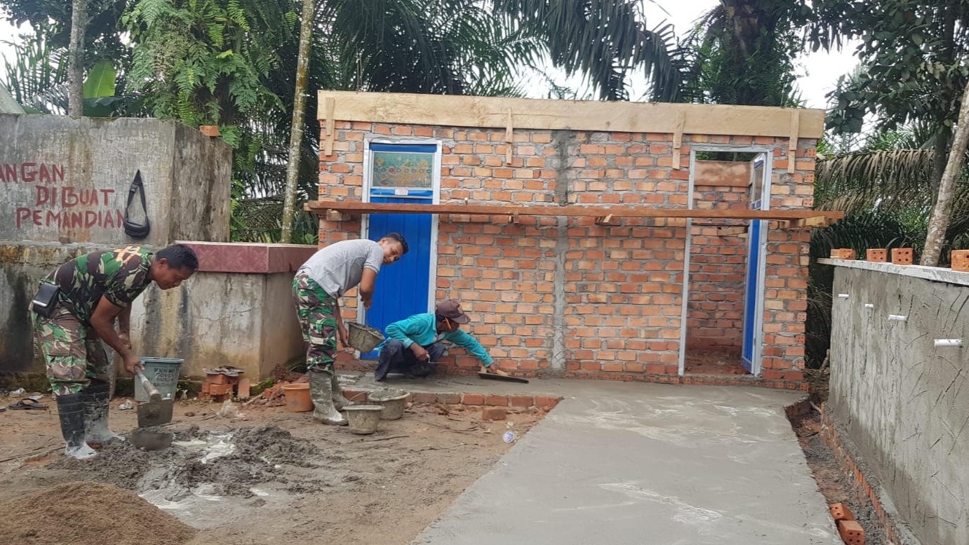 Warga dan Satgas TMMD ke 115 saat pembuatan MCK