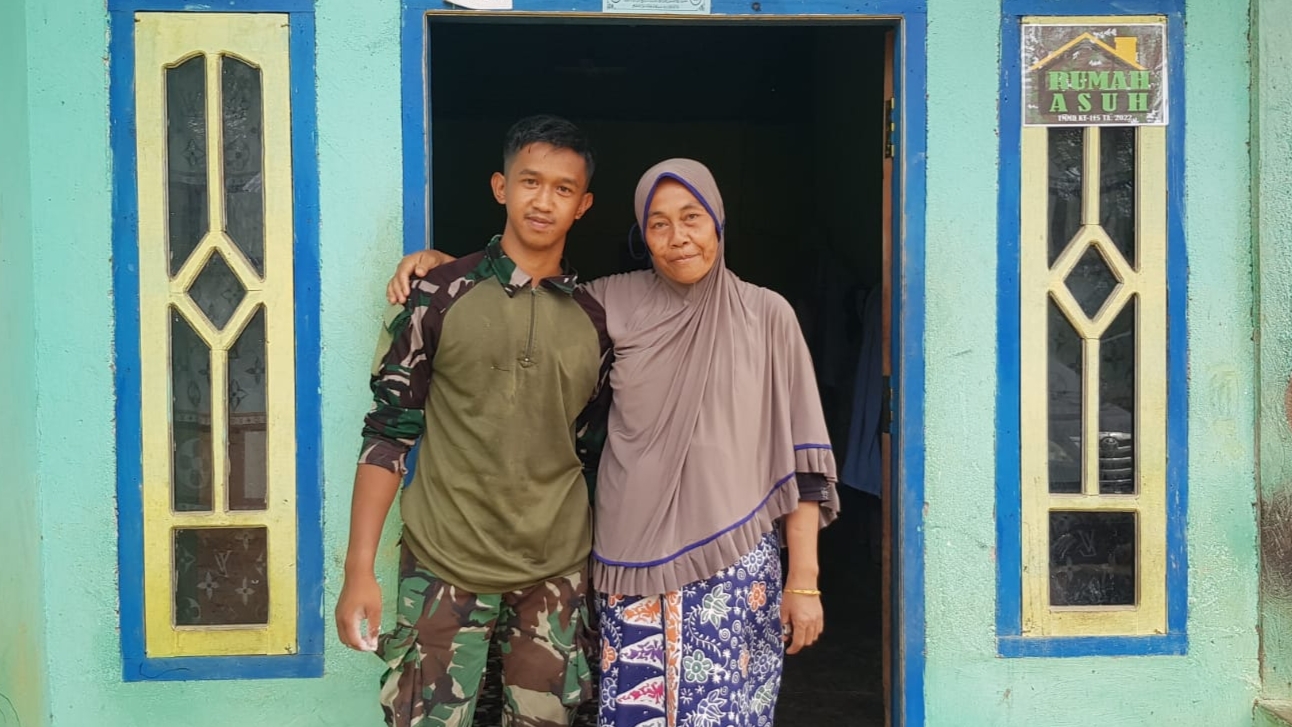 Prada Doni dan orang tua asuh di lokasi TMMD ke 115