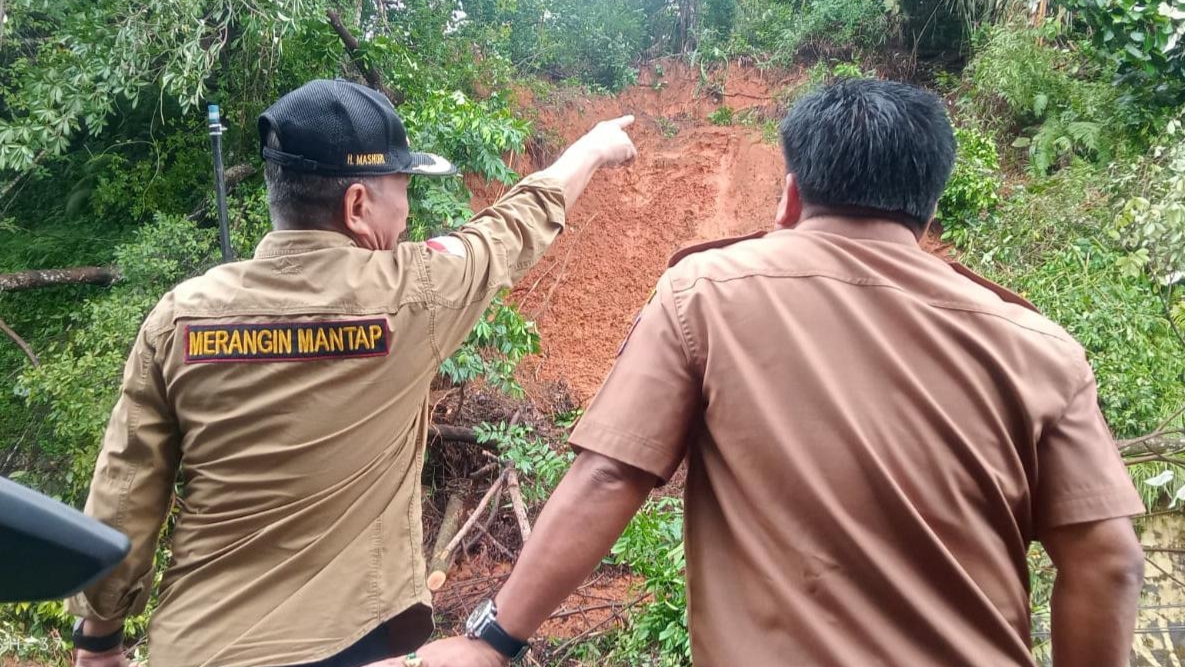 Bupati Mashuri pantau longsor dan rumah roboh di Merangin