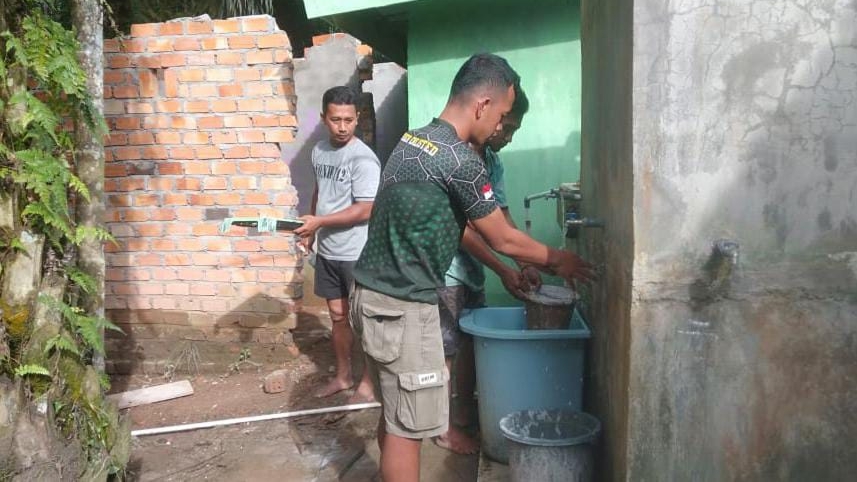 Satgas TMMD bantu warga pengambilan air bersih