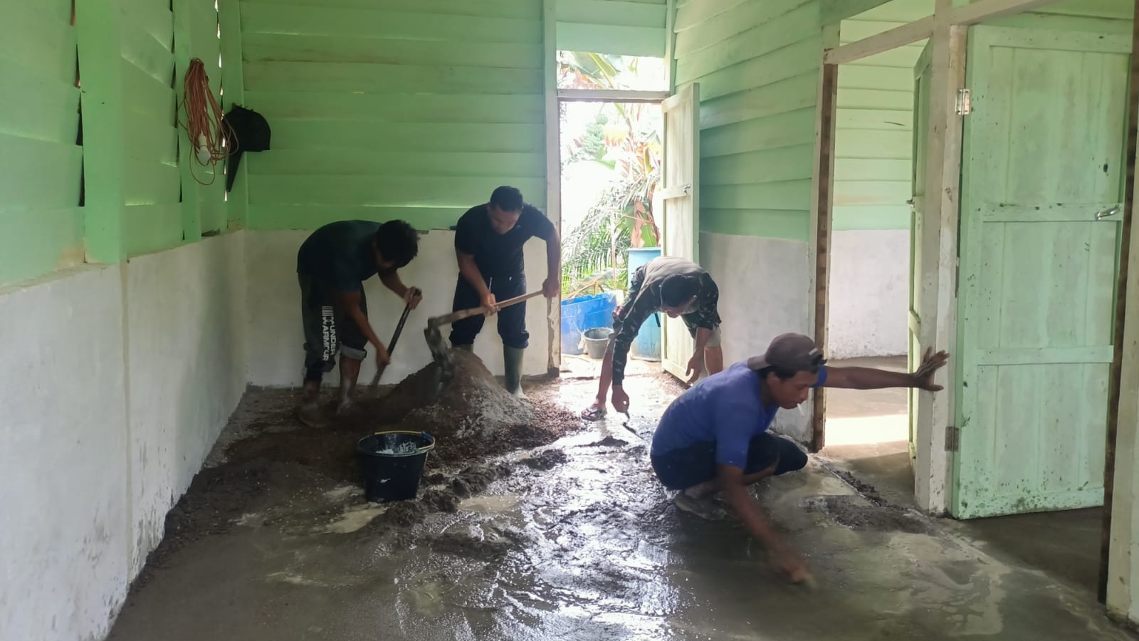 Satgas TMMD pengerjaan bedah rumah