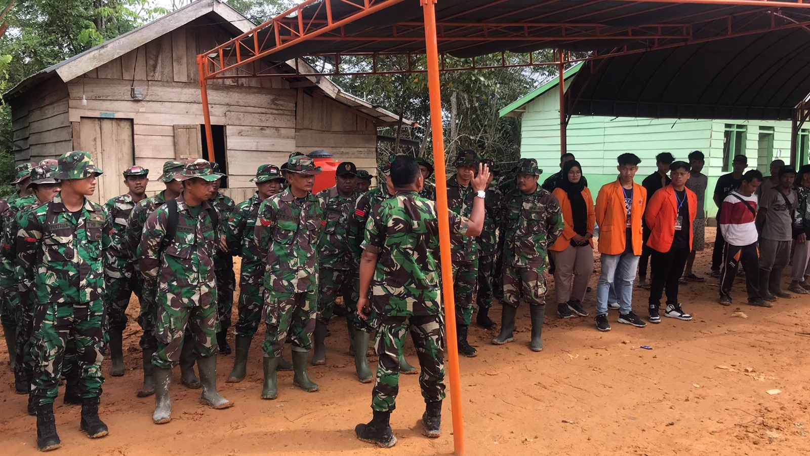 Apel pagi Satgas TMMD bersama warga dan mahasiswa Kukerta