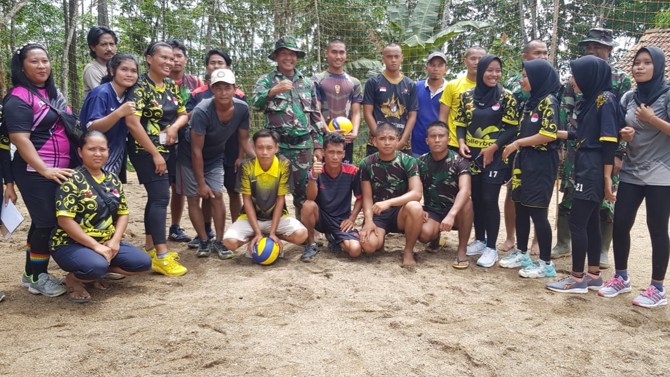 Satgas TMMD dan warga renovasi ulang lapangan voli