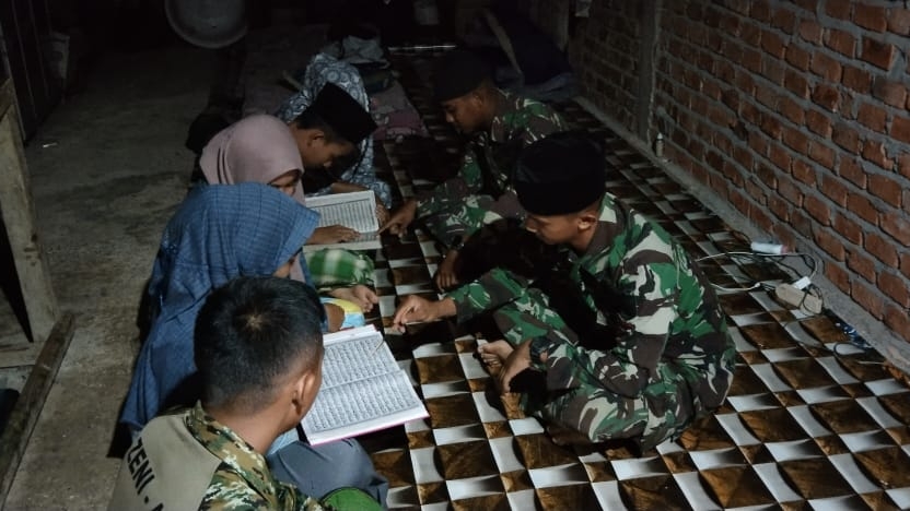 Satgas TMMD saat ajari anak-anak mengaji