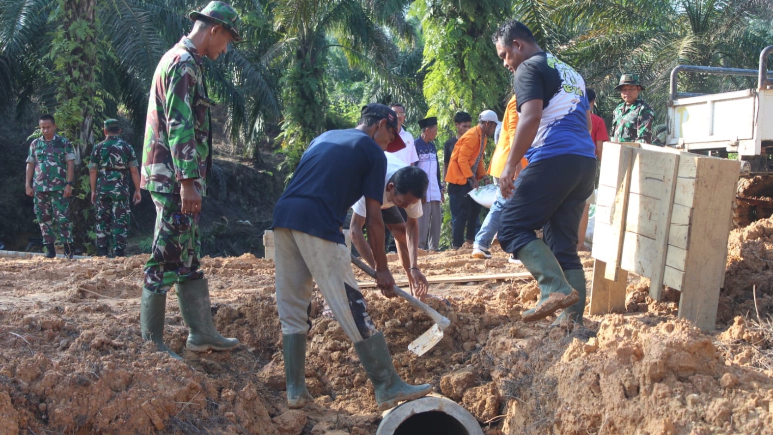 Gotong royong Satgas TMMD, mahasiswa Kukerta dan warga