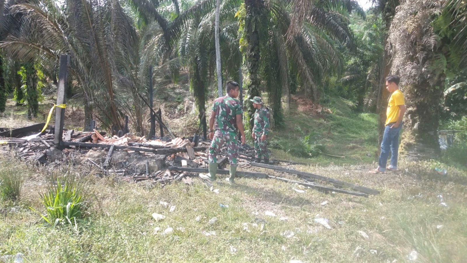 Satgas TMMD bantu bersihkan puing-puing kebakaran rumah warga