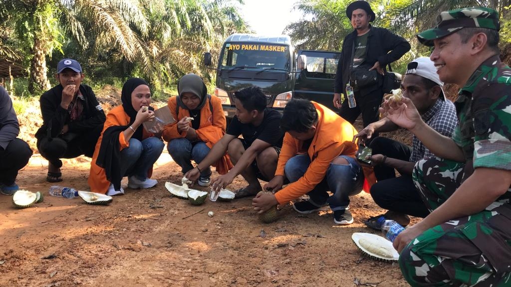 Satgas TMMD makan durian bersama mahasiswa Kukerta 