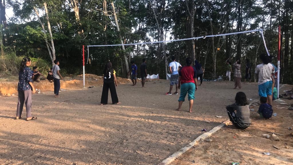 Warga Desa Kembang Seri Baru bermain voli