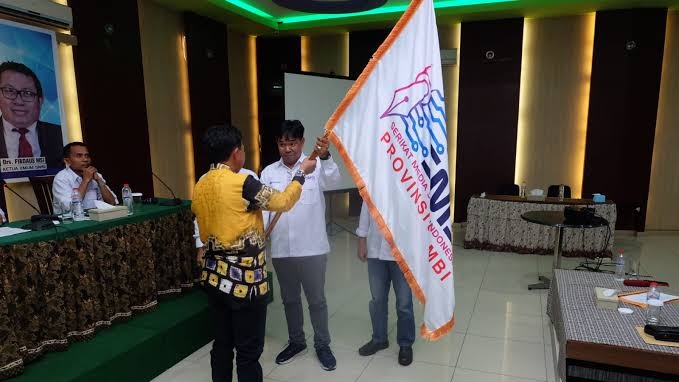 Penyerahan petaka SMSI kepada Ketua terpilih SMSI Provinsi Jambi, Mukhtadi Putra Nusa 