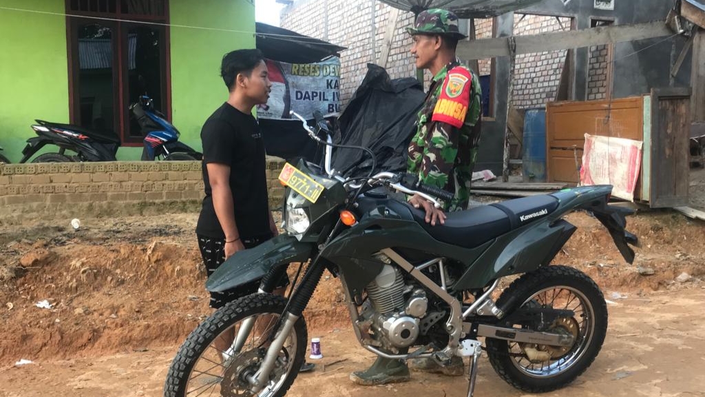 Warga hadang Babinsa