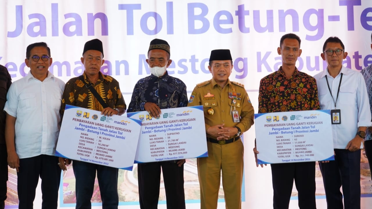Gubernur Al Haris serahkan secara simbolis ganti untung jalan tol Jambi-Betung