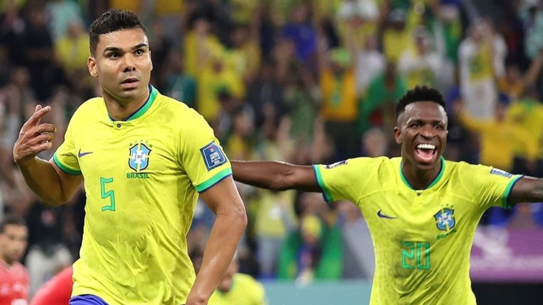 Casemiro dan Vinicius Junior saat merayakan gol ke gawang Swiss bertanding di Stadium 974