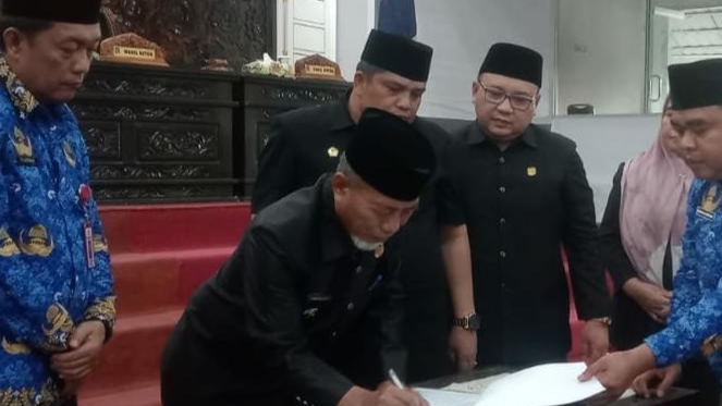 Bupati Mashuri dan DPRD Merangin mengesahkan 8 Perda, Senin (28/11)