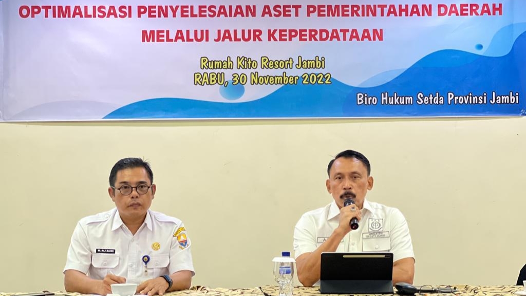 Asdatun Kejati Jambi, Agus Irawan Yustisianto (kanan) dan Karo Hukum Pemprov Jambi, Ali Zaini